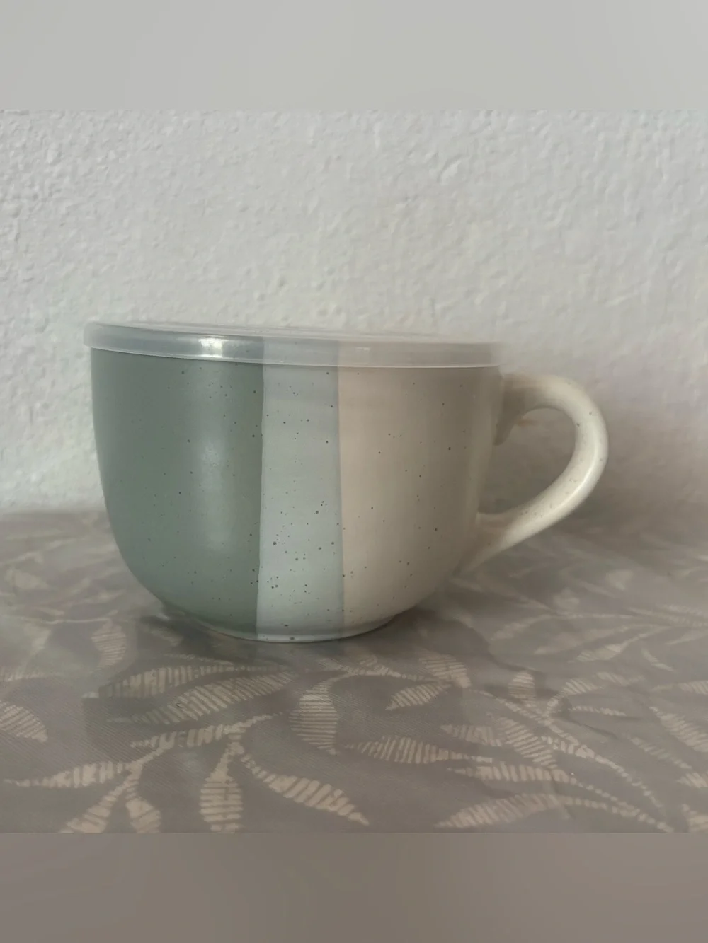 Soup bowl with handle